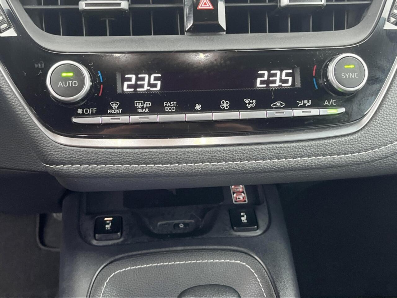 Toyota COROLLA 1.8 Hybrid First Edition | NL-auto | Stoelverwarming | ACC