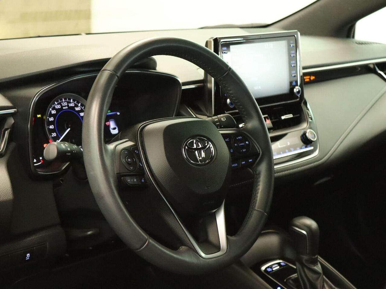 Toyota COROLLA Touring Sports 1.8 Hybrid Active - ORIGINEEL NEDERLANDSE AUTO - PARKEERSENSOREN VOOR EN ACHTER - CRUISE CONTROL ADAPTIEF - APPLE CARPLAY/ANDROID AUTO - MULTIFUNCTIONEEL STUURWIEL - LICHTMETALEN VELGEN 16 INCH - LED KOPLAMPEN