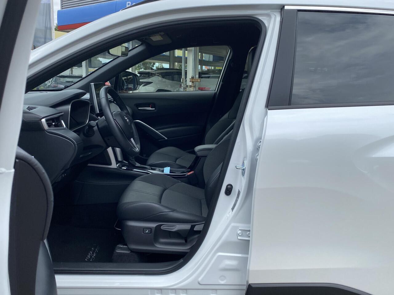 Toyota COROLLA Cross 2.0 High Power Hybrid First Edition / Automaat / NL-Auto / Dealer-Onderhouden / 1e-Eigenaar / Stoelverwarming / Adaptieve Cruise-Control / Trekhaak / Keyless / Half-Leder / LED / DAB / Apple-Carplay & Android-Auto / Navi / Camera / Elektrische Achte