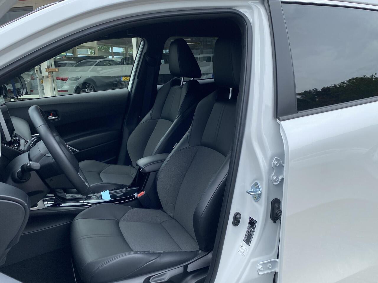 Toyota COROLLA Cross 2.0 High Power Hybrid First Edition / Automaat / NL-Auto / Dealer-Onderhouden / 1e-Eigenaar / Stoelverwarming / Adaptieve Cruise-Control / Trekhaak / Keyless / Half-Leder / LED / DAB / Apple-Carplay & Android-Auto / Navi / Camera / Elektrische Achte