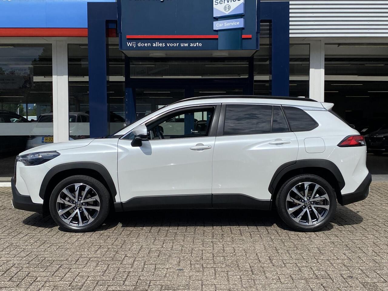 Toyota COROLLA Cross 2.0 High Power Hybrid First Edition / Automaat / NL-Auto / Dealer-Onderhouden / 1e-Eigenaar / Stoelverwarming / Adaptieve Cruise-Control / Trekhaak / Keyless / Half-Leder / LED / DAB / Apple-Carplay & Android-Auto / Navi / Camera / Elektrische Achte