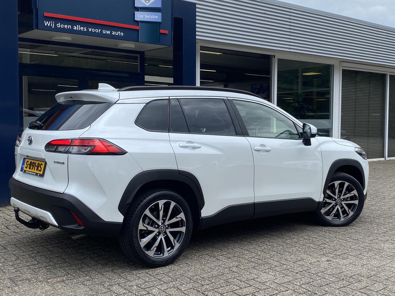 Toyota COROLLA Cross 2.0 High Power Hybrid First Edition / Automaat / NL-Auto / Dealer-Onderhouden / 1e-Eigenaar / Stoelverwarming / Adaptieve Cruise-Control / Trekhaak / Keyless / Half-Leder / LED / DAB / Apple-Carplay & Android-Auto / Navi / Camera / Elektrische Achte