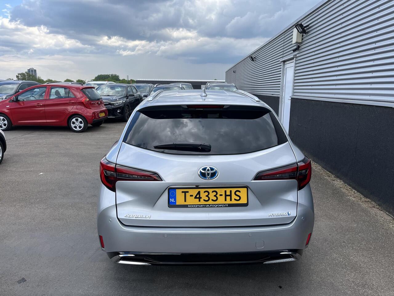 Toyota COROLLA Touring Sports 1.8 Hybrid First Edition Parkeersensoren, Keyless, Elek. Achterklep, NL-auto, Apple CarPlay / Android Auto, LM velgen, Metallic lak, Adaptieve Cruise control, BTW-Auto!