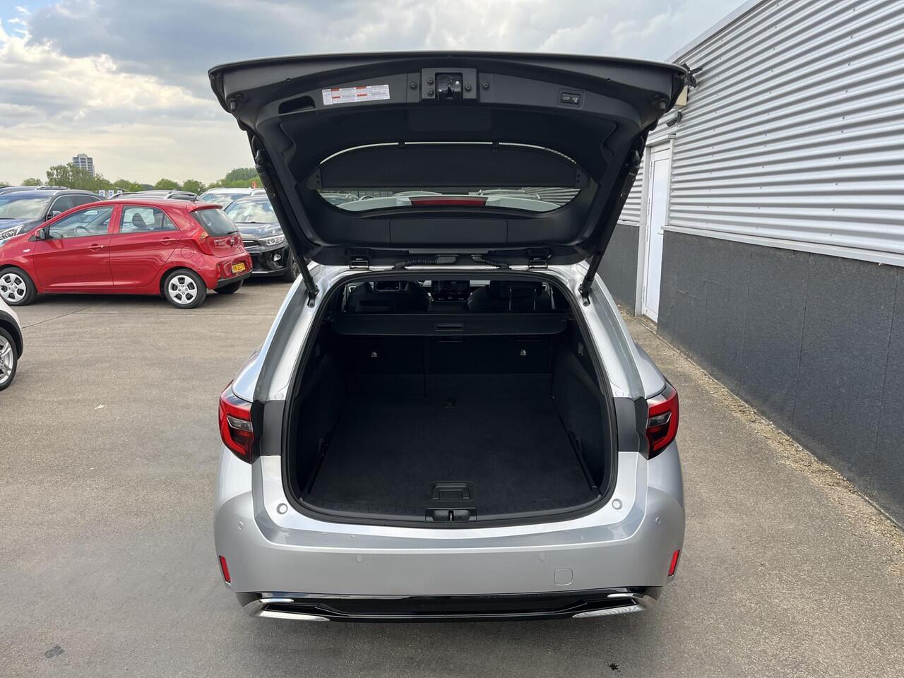 Toyota COROLLA Touring Sports 1.8 Hybrid First Edition Parkeersensoren, Keyless, Elek. Achterklep, NL-auto, Apple CarPlay / Android Auto, LM velgen, Metallic lak, Adaptieve Cruise control, BTW-Auto!