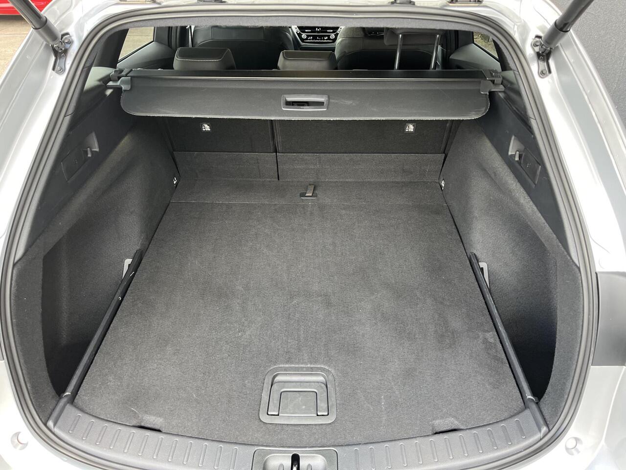 Toyota COROLLA Touring Sports 1.8 Hybrid First Edition Parkeersensoren, Keyless, Elek. Achterklep, NL-auto, Apple CarPlay / Android Auto, LM velgen, Metallic lak, Adaptieve Cruise control, BTW-Auto!