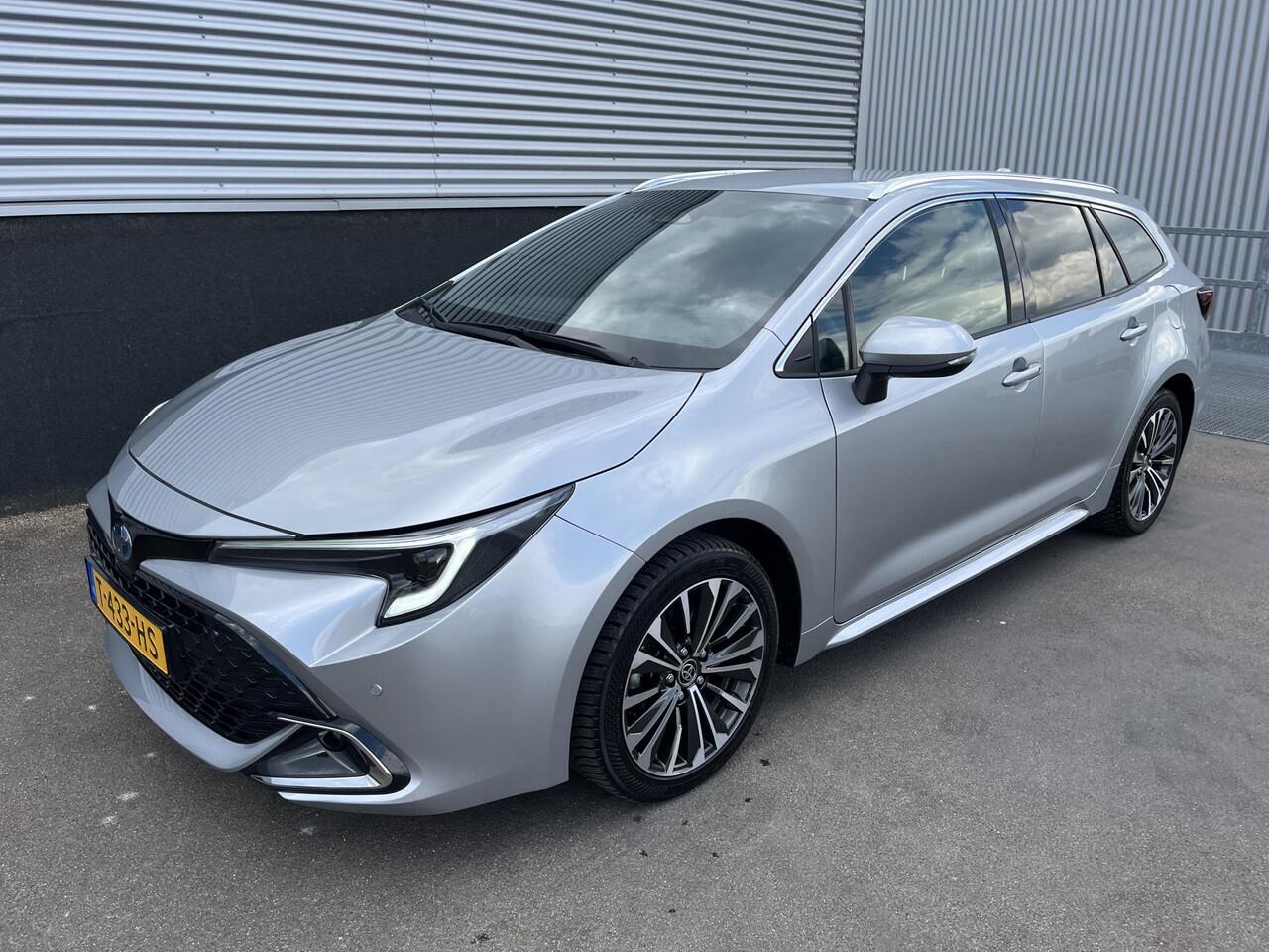 Toyota COROLLA Touring Sports 1.8 Hybrid First Edition Parkeersensoren, Keyless, Elek. Achterklep, NL-auto, Apple CarPlay / Android Auto, LM velgen, Metallic lak, Adaptieve Cruise control, BTW-Auto!