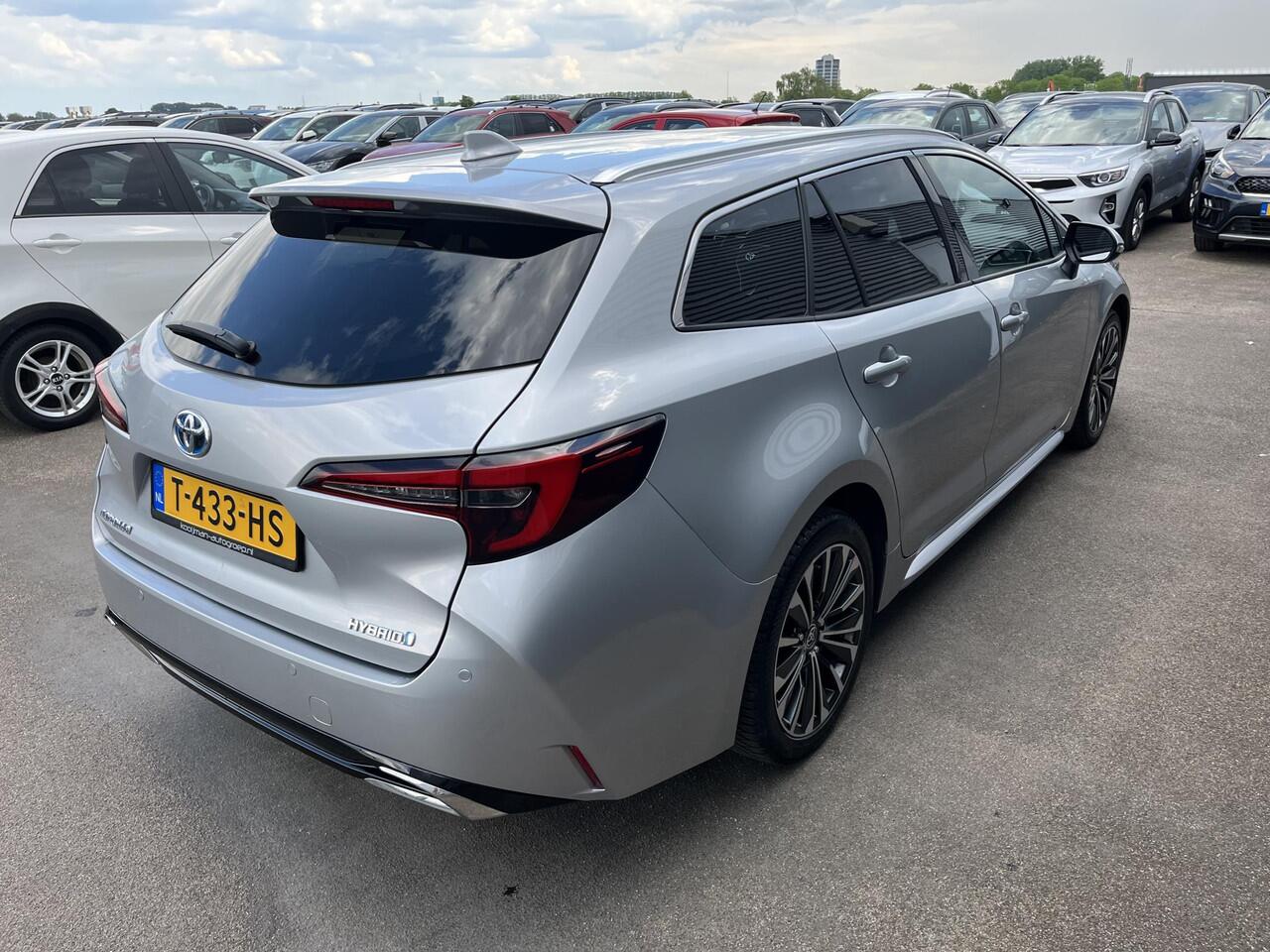 Toyota COROLLA Touring Sports 1.8 Hybrid First Edition Parkeersensoren, Keyless, Elek. Achterklep, NL-auto, Apple CarPlay / Android Auto, LM velgen, Metallic lak, Adaptieve Cruise control, BTW-Auto!
