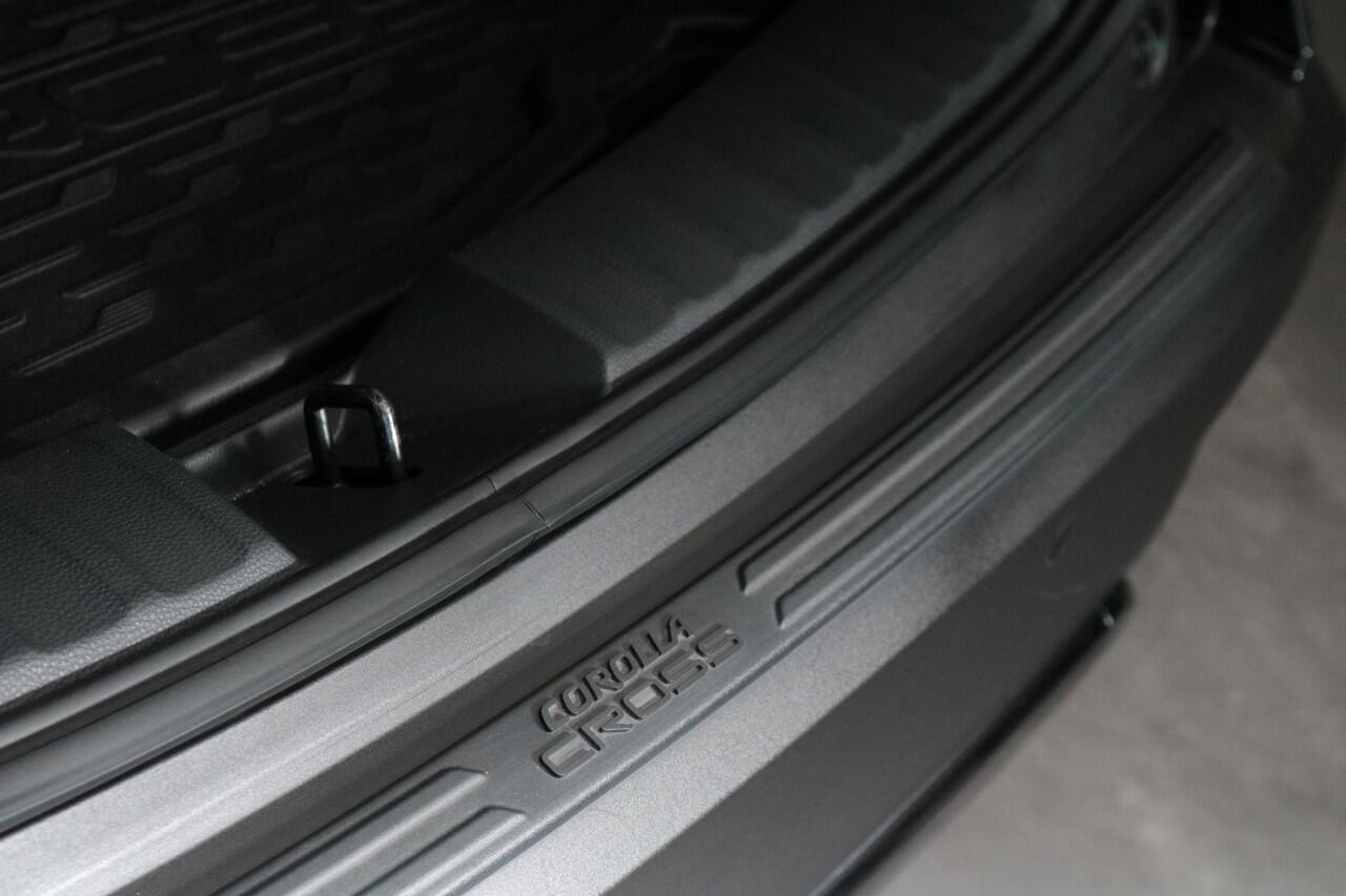 Toyota COROLLA Cross Hybrid 200 Launch Edition, Trekhaak, Treeplanken