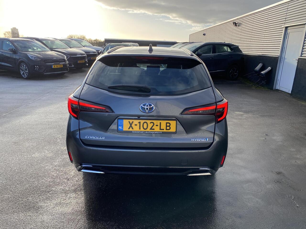 Toyota COROLLA Touring Sports Hybrid 140 Active NL-auto, boekjes compleet, navigatie, Apple CarPlay/Android Auto, achteruitrij camera, cruise control, keyless start