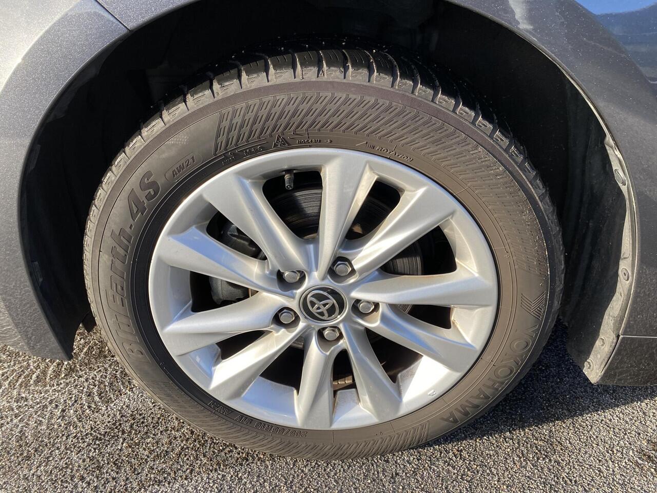 Toyota COROLLA Touring Sports Hybrid 140 Active NL-auto, boekjes compleet, navigatie, Apple CarPlay/Android Auto, achteruitrij camera, cruise control, keyless start