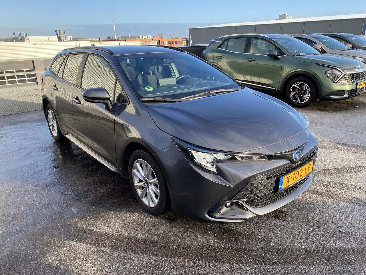 Toyota COROLLA Touring Sports Hybrid 140 Active NL-auto, boekjes compleet, navigatie, Apple CarPlay/Android Auto, achteruitrij camera, cruise control, keyless start