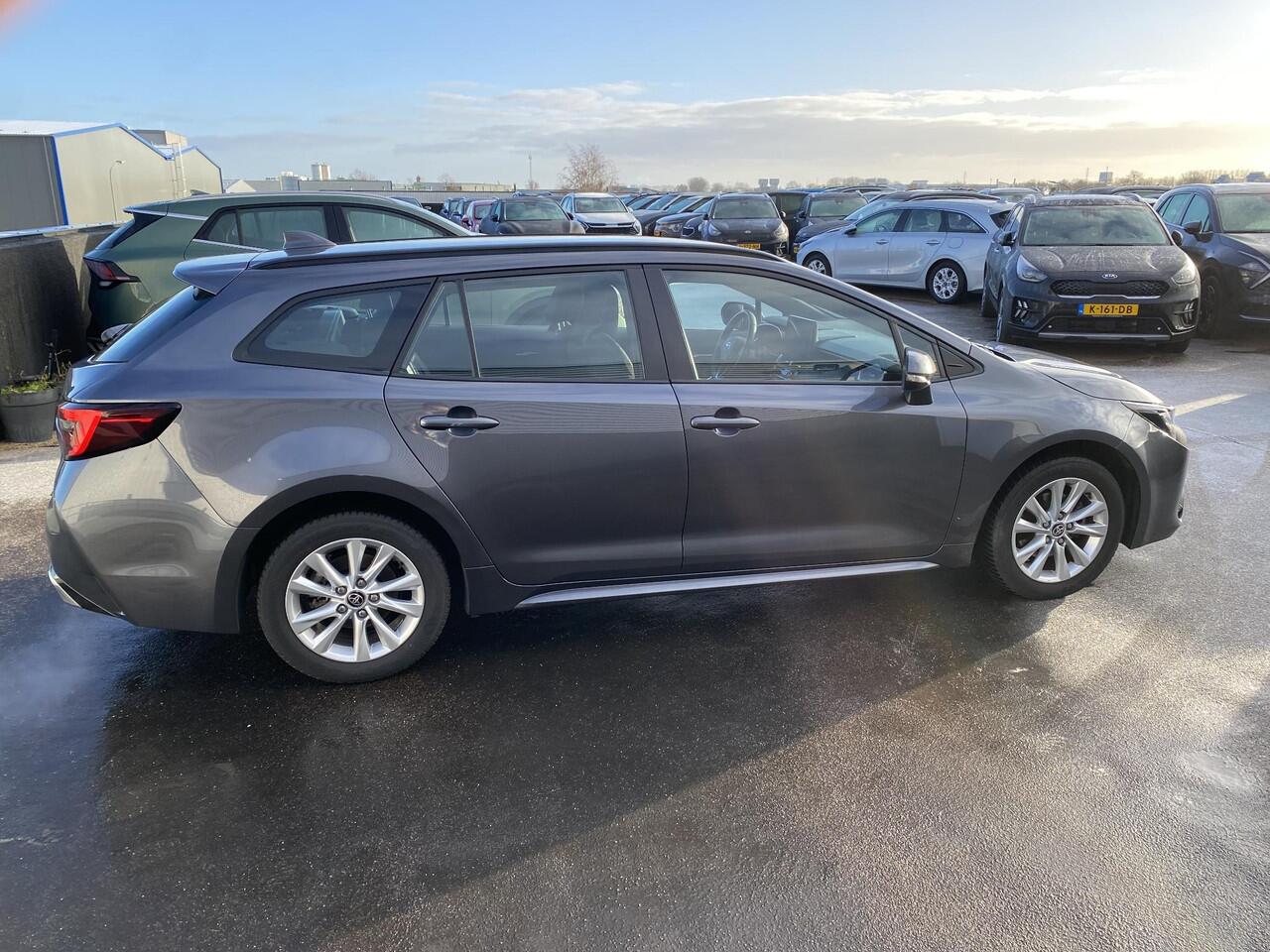 Toyota COROLLA Touring Sports Hybrid 140 Active NL-auto, boekjes compleet, navigatie, Apple CarPlay/Android Auto, achteruitrij camera, cruise control, keyless start