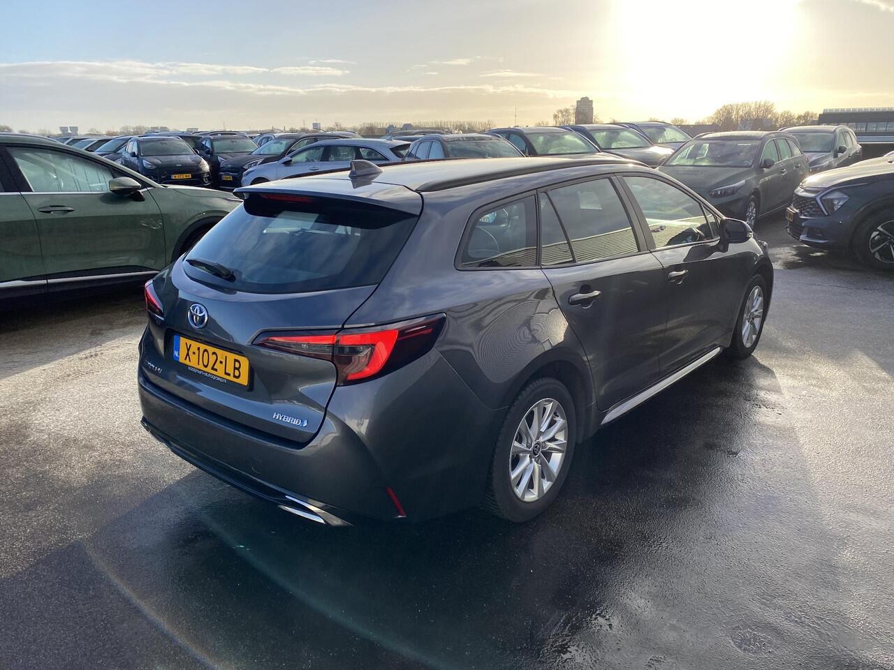 Toyota COROLLA Touring Sports Hybrid 140 Active NL-auto, boekjes compleet, navigatie, Apple CarPlay/Android Auto, achteruitrij camera, cruise control, keyless start