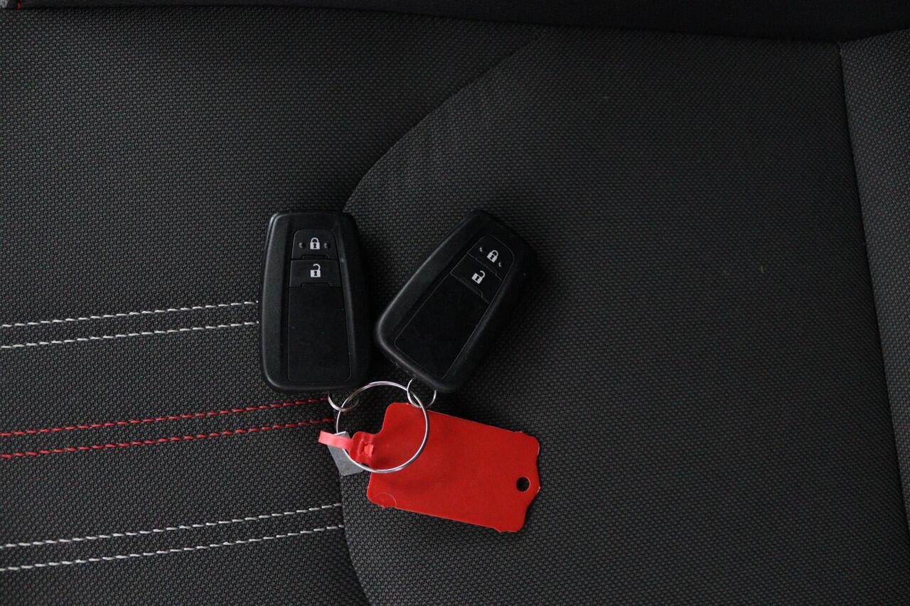 Toyota COROLLA Touring Sports 1.8 Hybrid GR-Sport | Trekhaak | Bi-tone | Stoelverwarming | Navigatie |