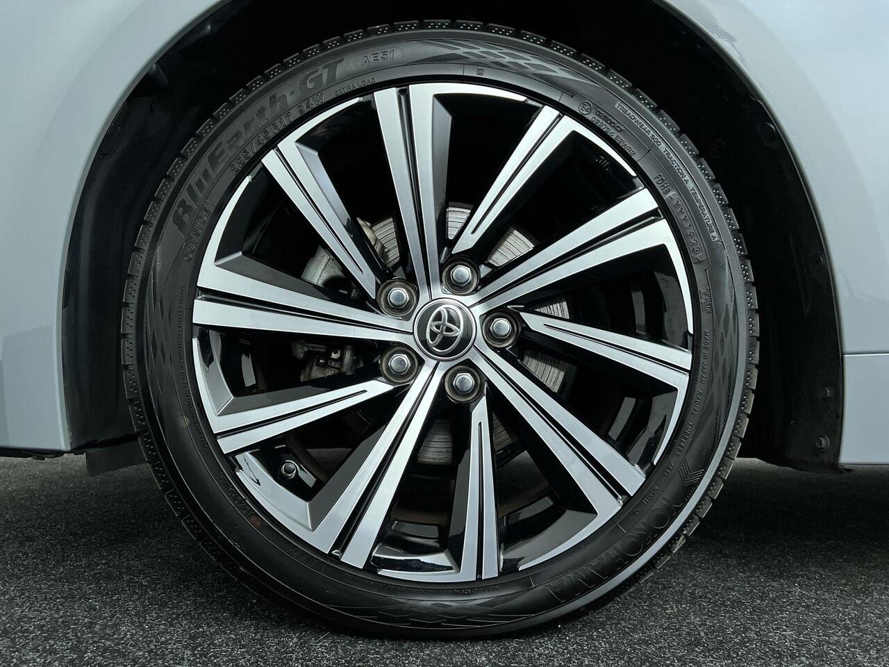 Toyota COROLLA 1.8 Hybrid Dynamic | Rijklaar | Stoelverwarming | Camera achter | 17" LM Velgen