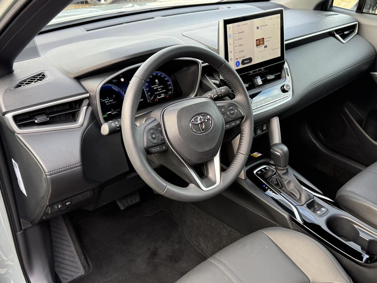 Toyota COROLLA Cross 2.0 High Power Hybrid First Edition **STOELVERWARMING/ DODEHOEK DETECTIE/ ELEKTRONISCHE ACHTERKLEP**