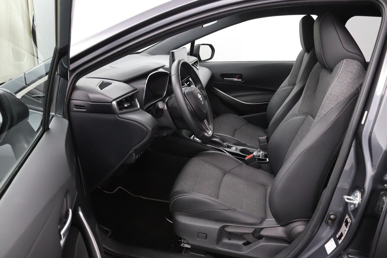 Toyota COROLLA Touring Sports Hybrid 140 Dynamic | Demo Voordeel | Zeer complete Uitvoering | Parkeersensoren Rondom | Stoelverwarming | Elektrisch bedienbare achterklep |