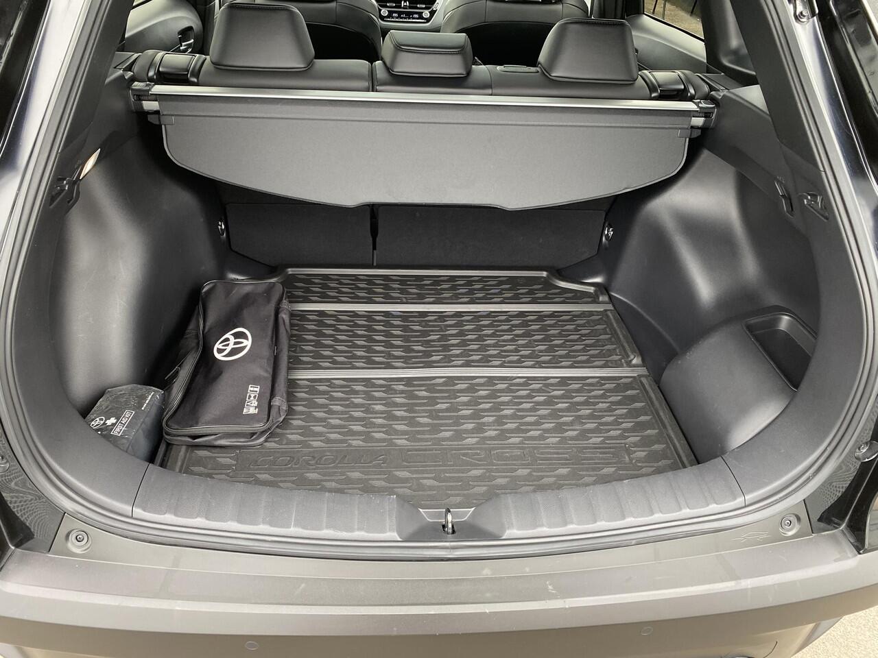 Toyota COROLLA Cross Hybrid 200 Style edition Panoramadak, Dodehoekdetectie, Parkeersensoren voor + achter, Elektrische achterklep, Led, Navi, Garantie t/m 2034!