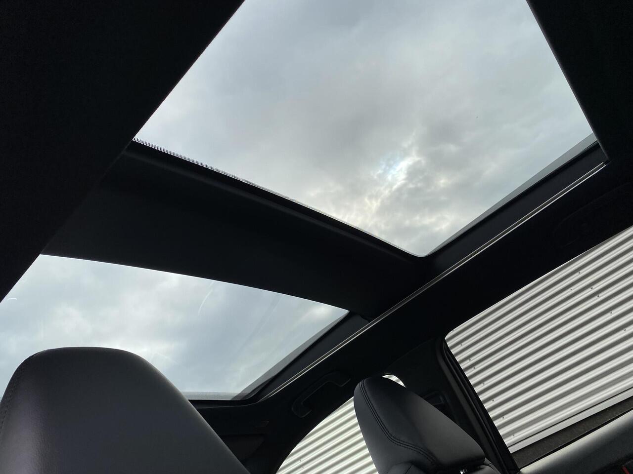 Toyota COROLLA Cross Hybrid 200 Style edition Panoramadak, Dodehoekdetectie, Parkeersensoren voor + achter, Elektrische achterklep, Led, Navi, Garantie t/m 2034!