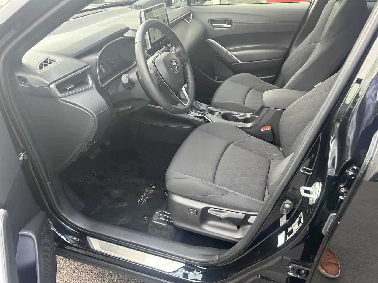 Toyota COROLLA Cross 2.0 High Power Hybrid Dynamic Navigatie, Elek. Achterklep, Smart key, Led, LMV, Privacy glass