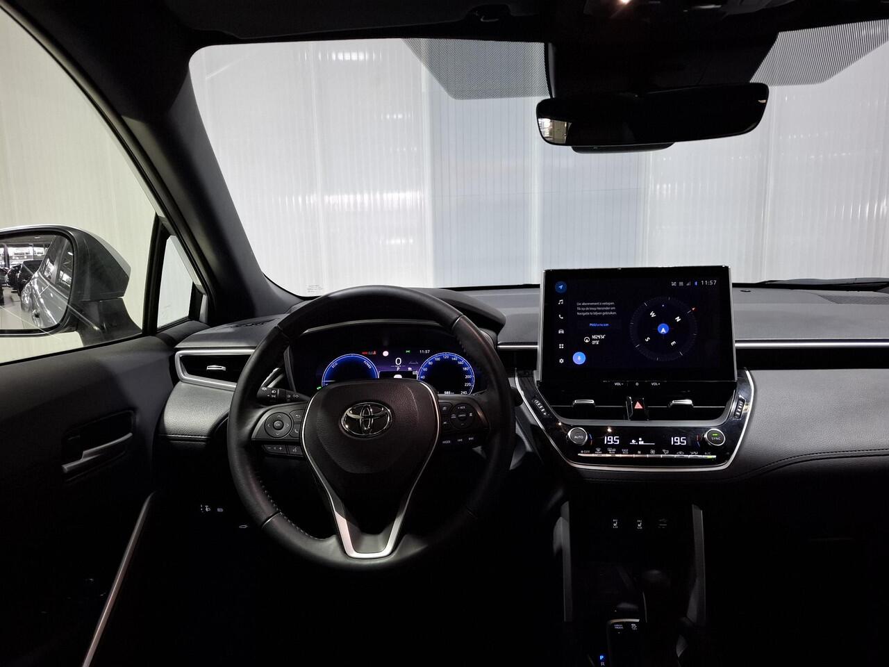 Toyota COROLLA Cross Hybrid 200 Style | Panoramadak | Half lederen bekleding | Dealer onderhouden |