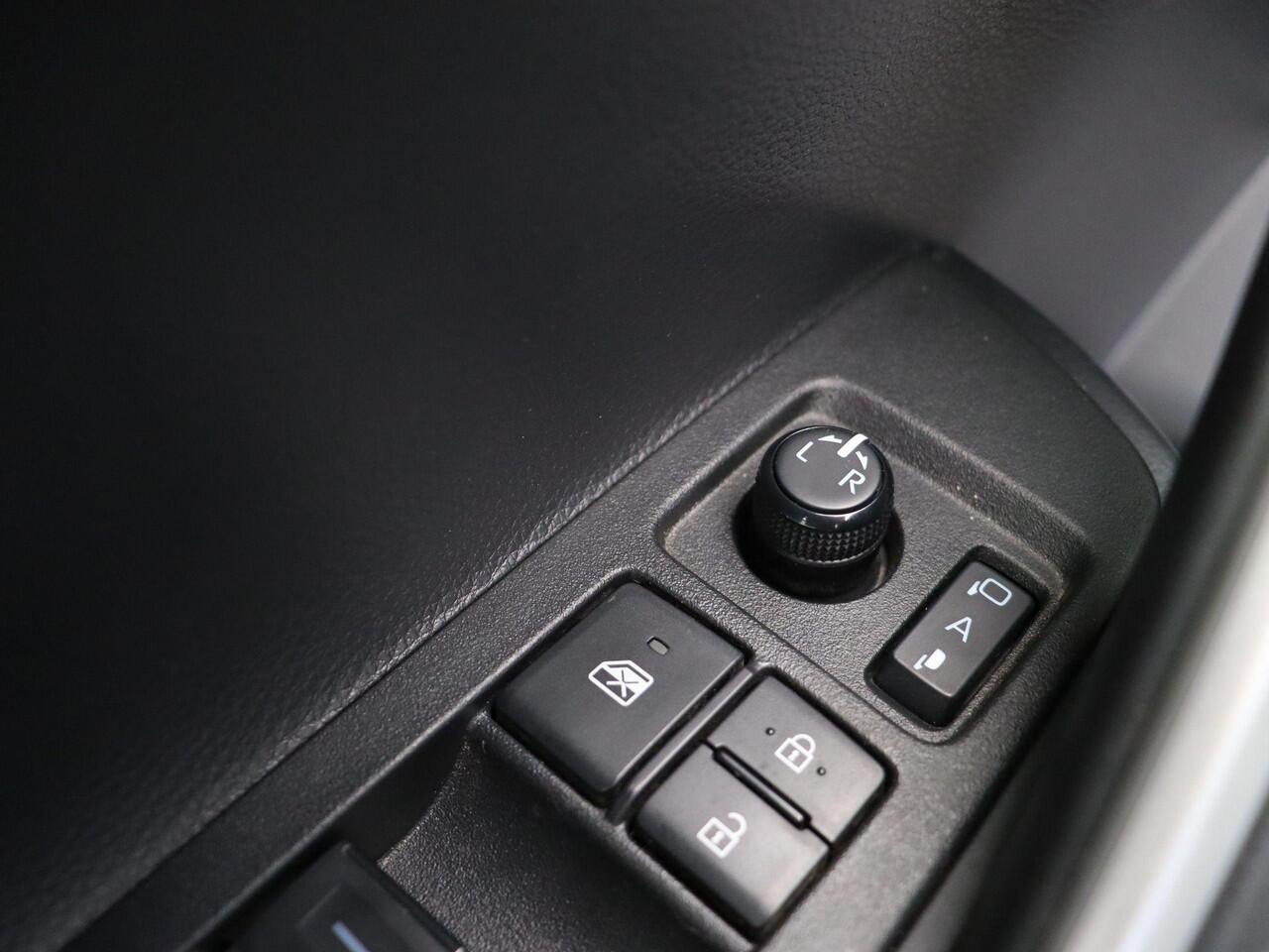 Toyota COROLLA Cross Hybrid 140 Style + Premium Pack II | 10 Jaar Garantie! | Stoelverwarming | Apple Carplay & Android Auto | Panoramadak |