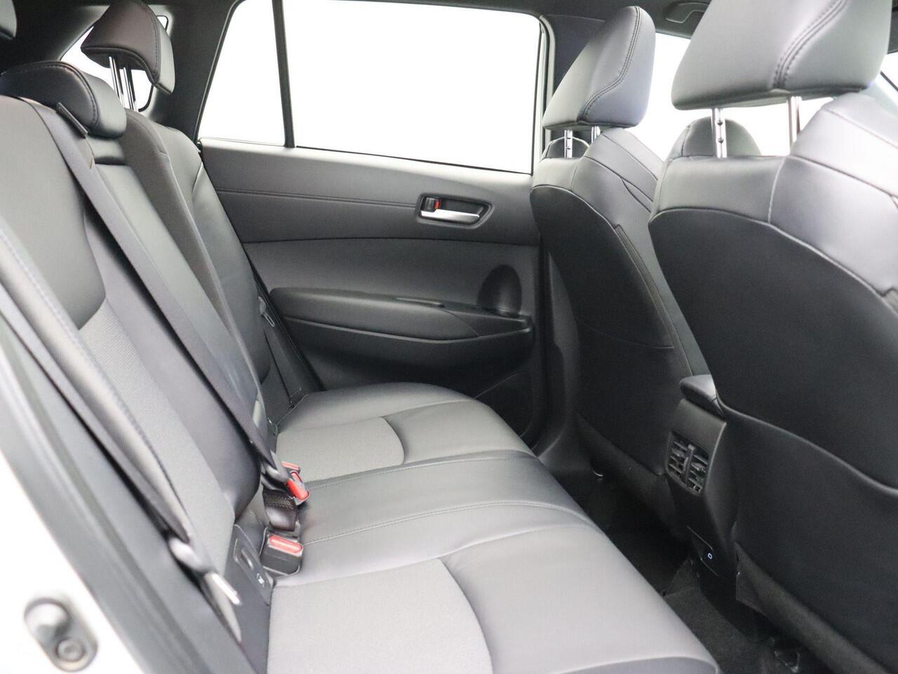 Toyota COROLLA Cross Hybrid 140 Style + Premium Pack II | 10 Jaar Garantie! | Stoelverwarming | Apple Carplay & Android Auto | Panoramadak |