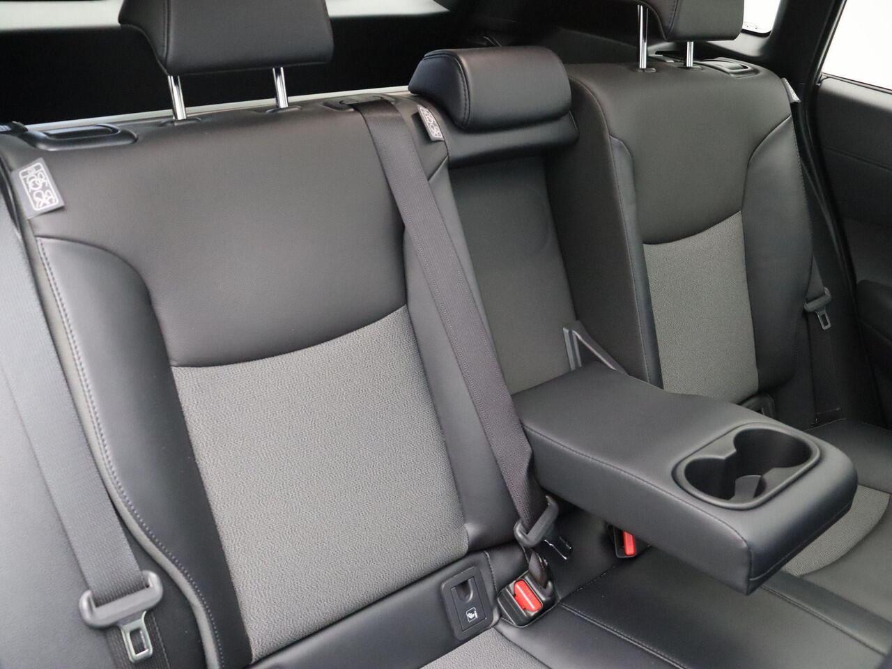 Toyota COROLLA Cross Hybrid 140 Style + Premium Pack II | 10 Jaar Garantie! | Stoelverwarming | Apple Carplay & Android Auto | Panoramadak |