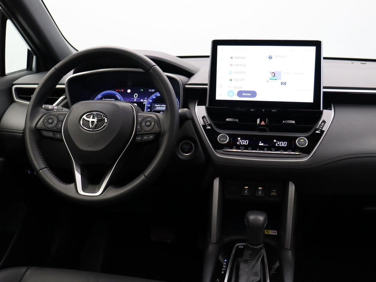 Toyota COROLLA Cross Hybrid 140 Style + Premium Pack II | 10 Jaar Garantie! | Stoelverwarming | Apple Carplay & Android Auto | Panoramadak |