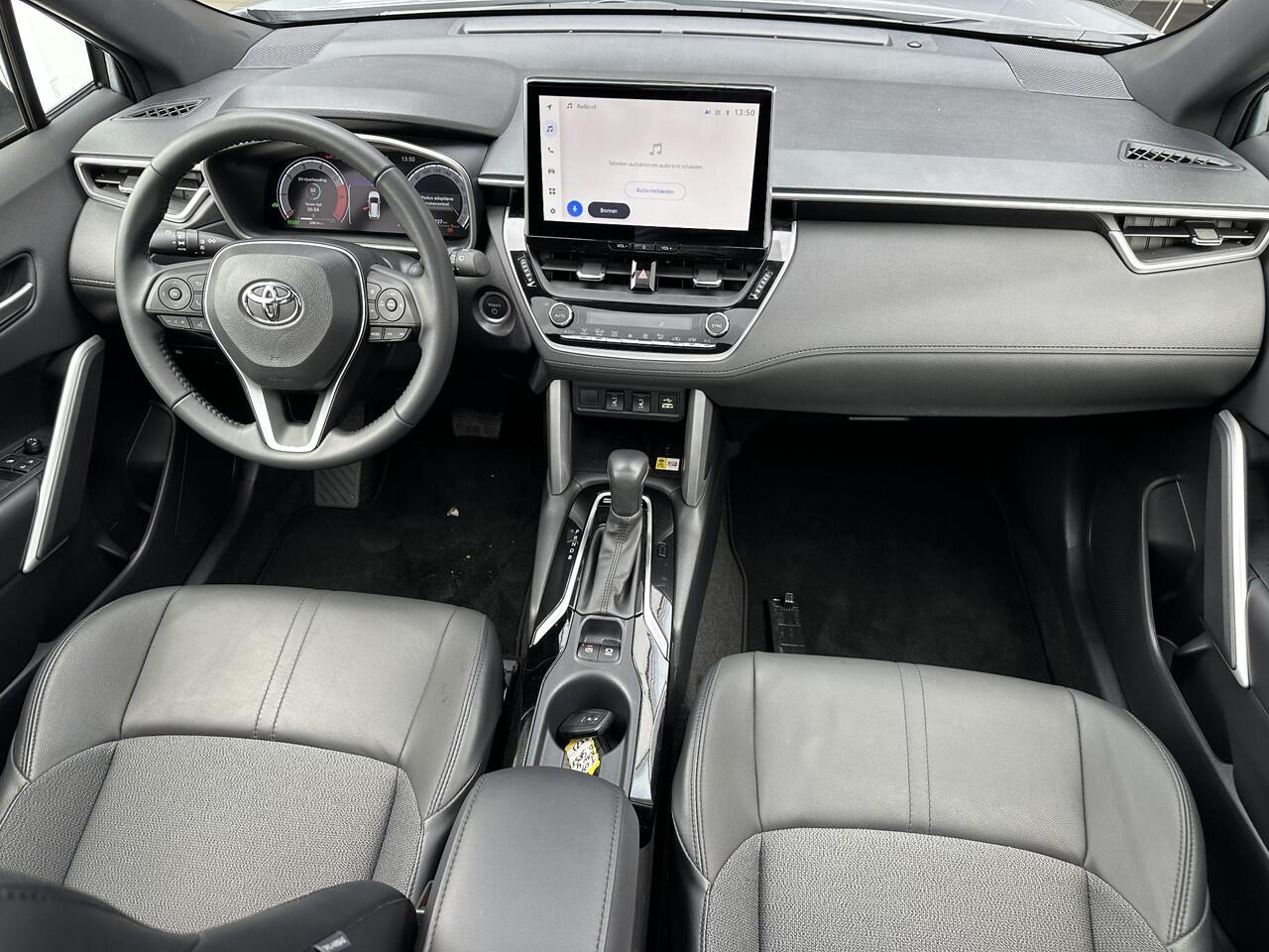 Toyota COROLLA Cross Hybrid 140 1.8 Executive edition All season banden | Panoramadak | Dodehoekdetectie | Parkeersensoren voor + achter | Elektrische achterklep | Led | Navi | Garantie t/m 2034!