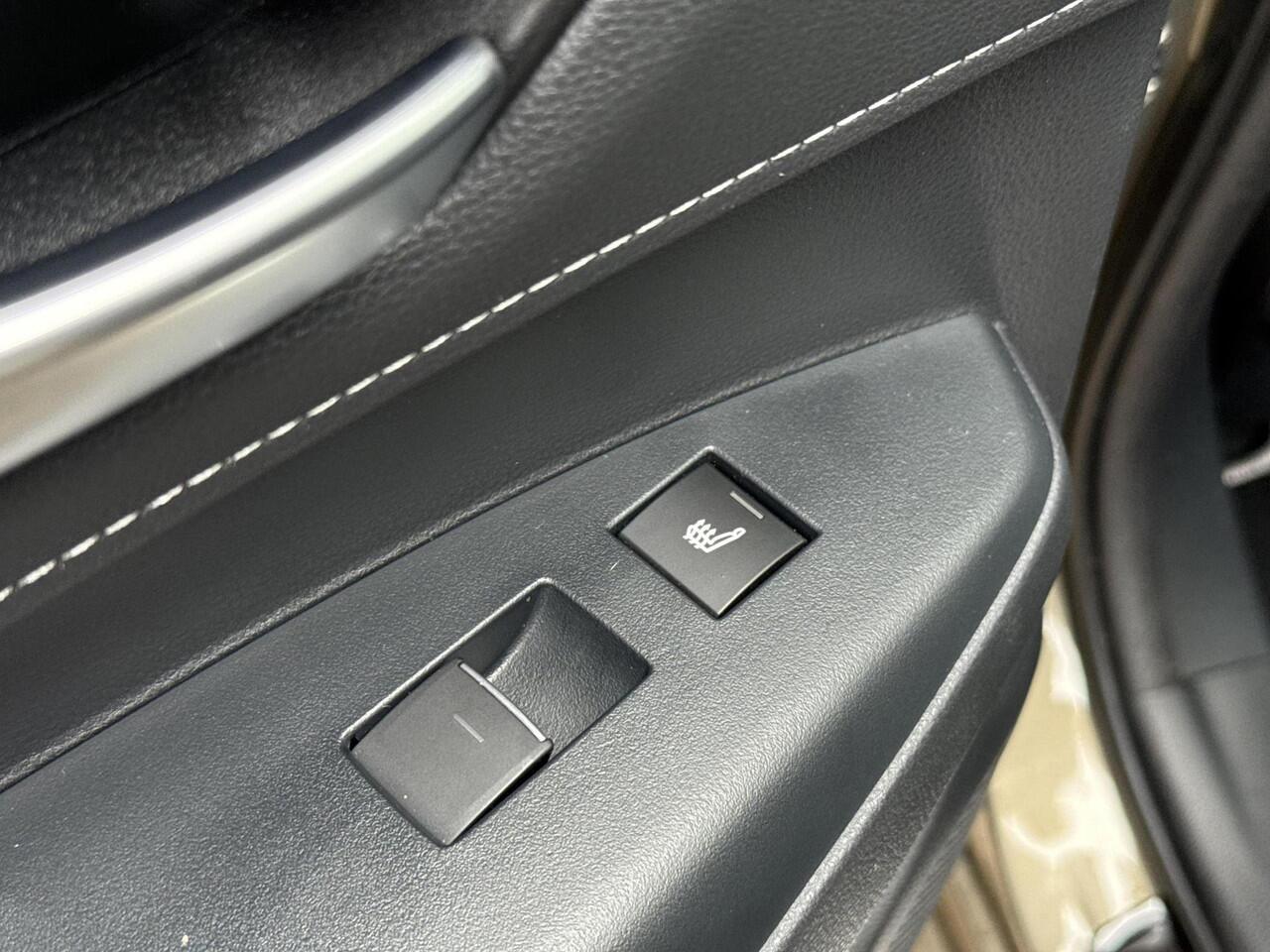 Toyota COROLLA Touring Sports Hybrid 200 Premium **PANORAMA DAK/ HEAD-UP DISPLAY/ TREKHAAK/ NAVIGATIE/ 36 MAANDEN GARANTIE**