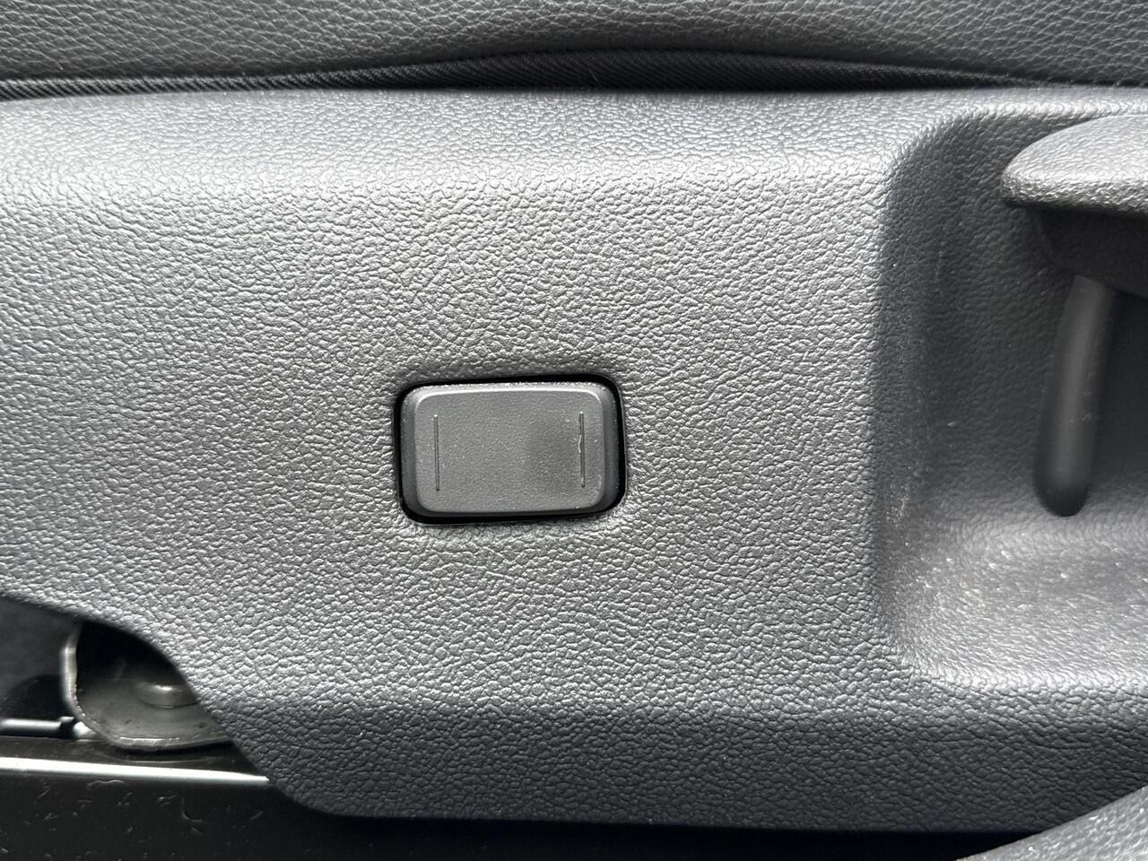 Toyota COROLLA Touring Sports Hybrid 200 Premium **PANORAMA DAK/ HEAD-UP DISPLAY/ TREKHAAK/ NAVIGATIE/ 36 MAANDEN GARANTIE**