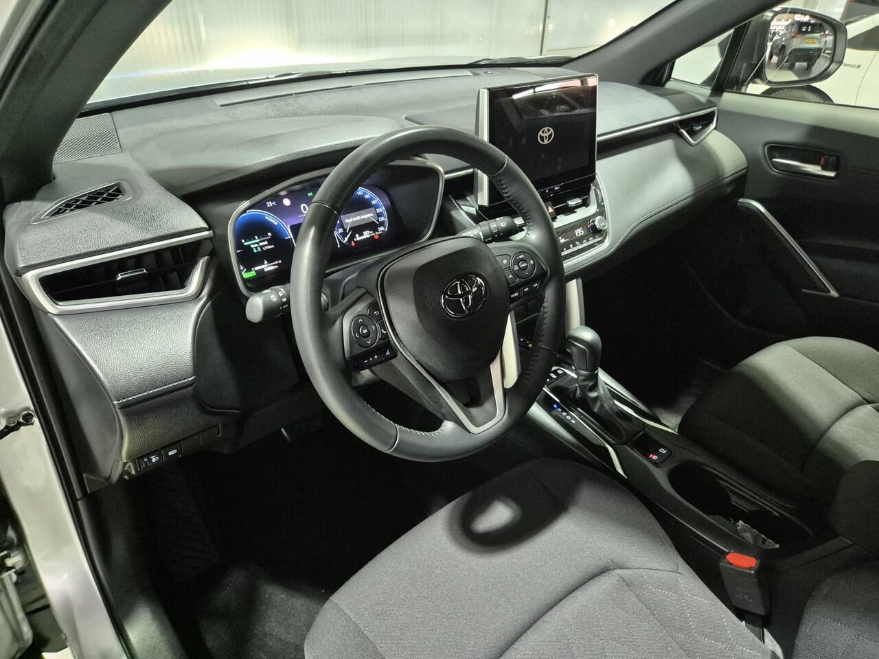 Toyota COROLLA Cross Hybrid 140 Dynamic Adaptieve cruise control, navigatie Apple CarPlay/Android Auto, draadloze telefoonlader, keyless, Elektrische achterklep, All season banden