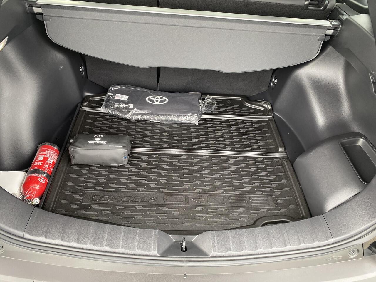 Toyota COROLLA Cross Hybrid 200 Style Panoramadak, stoelverwarming, navigatie Apple CarPlay/Android Auto, dodehoekdetectie, adaptieve cruise control,