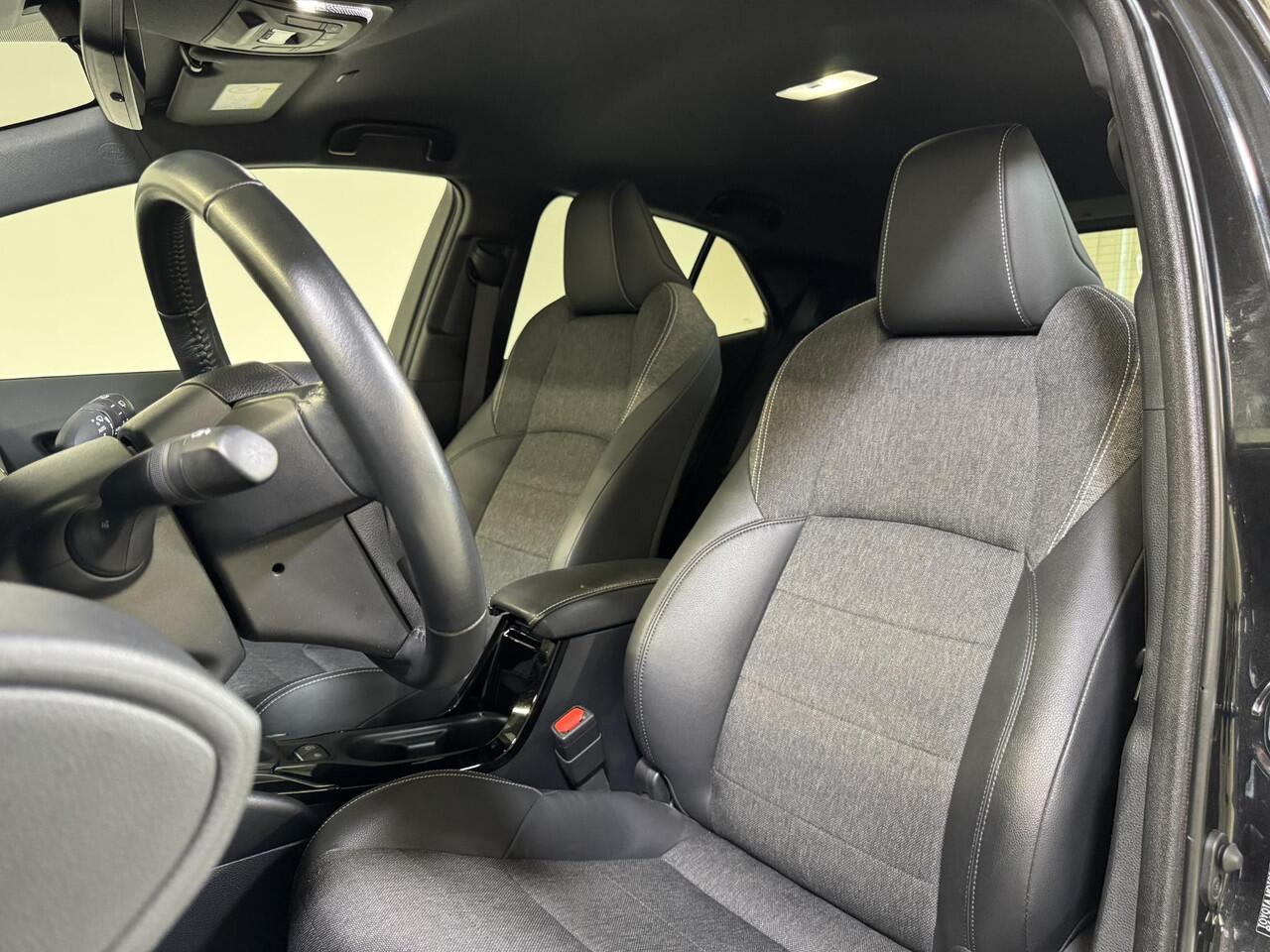 Toyota COROLLA 1.8 Hybrid First Edition | half-leder | Stoelverw. | Qi-lader | Keyless | Full-LED |