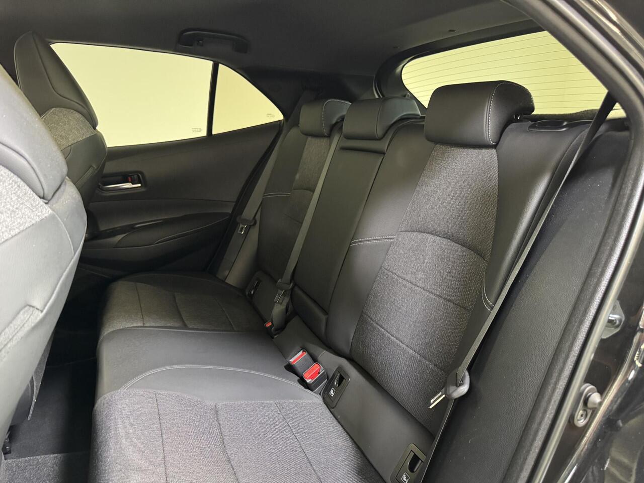 Toyota COROLLA 1.8 Hybrid First Edition | half-leder | Stoelverw. | Qi-lader | Keyless | Full-LED |