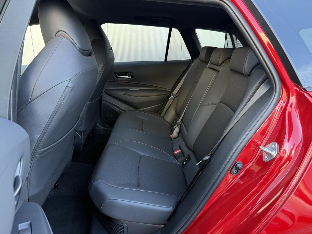 Toyota COROLLA Touring Sports Hybrid 140 GR Sport **STOEL EN STUURWIELVERWARMING/ DODEHOEK DETECTIE/ PARKEERSENSOREN/ GARANTIE**