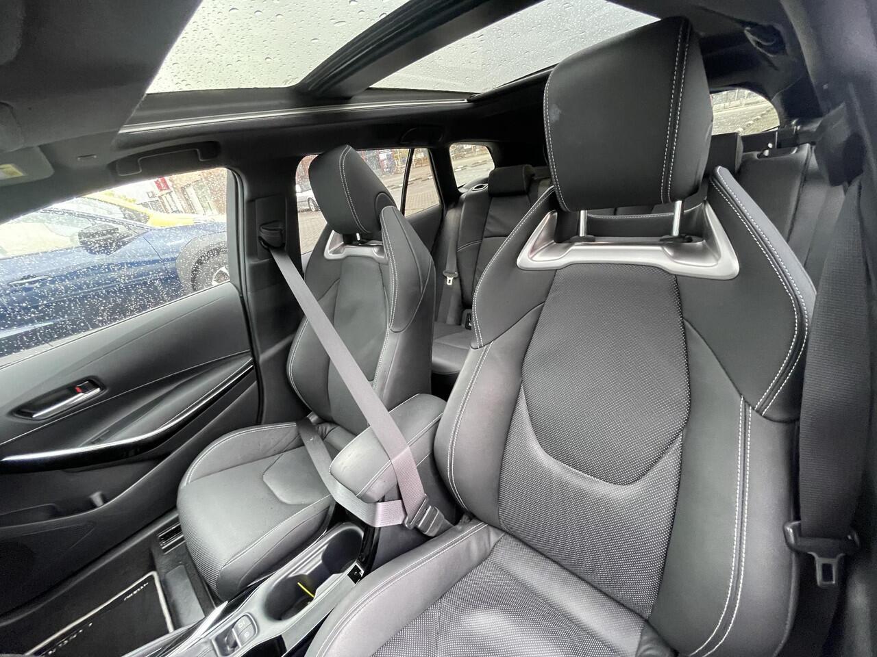 Toyota COROLLA Touring Sports Hybrid 200 Premium | Panoramadak | Trekhaak | All-season banden Allerduurste type