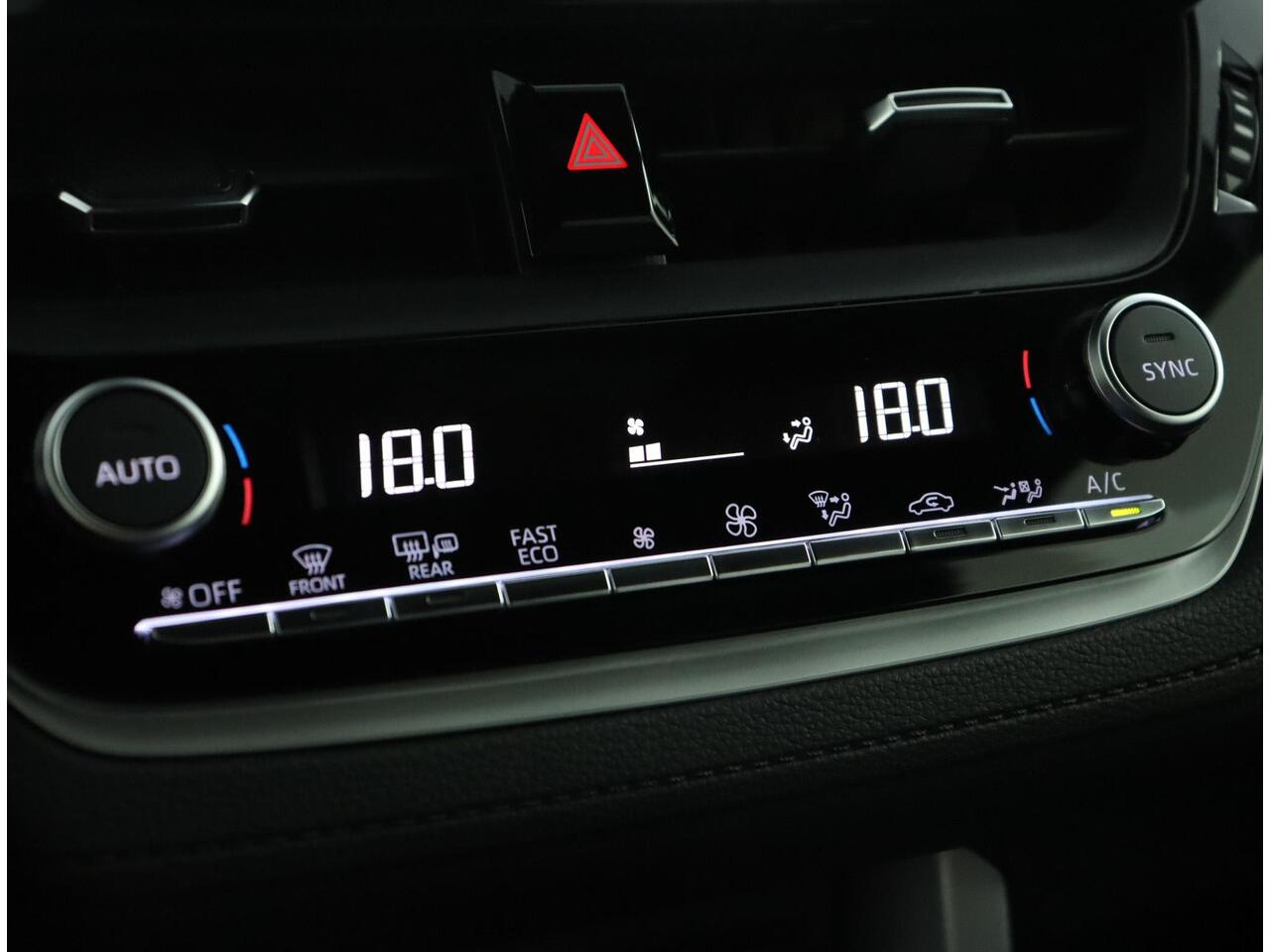 Toyota COROLLA Cross Hybrid 140 Style | Parkeer sensoren voor + achter | Electrische achterklep |