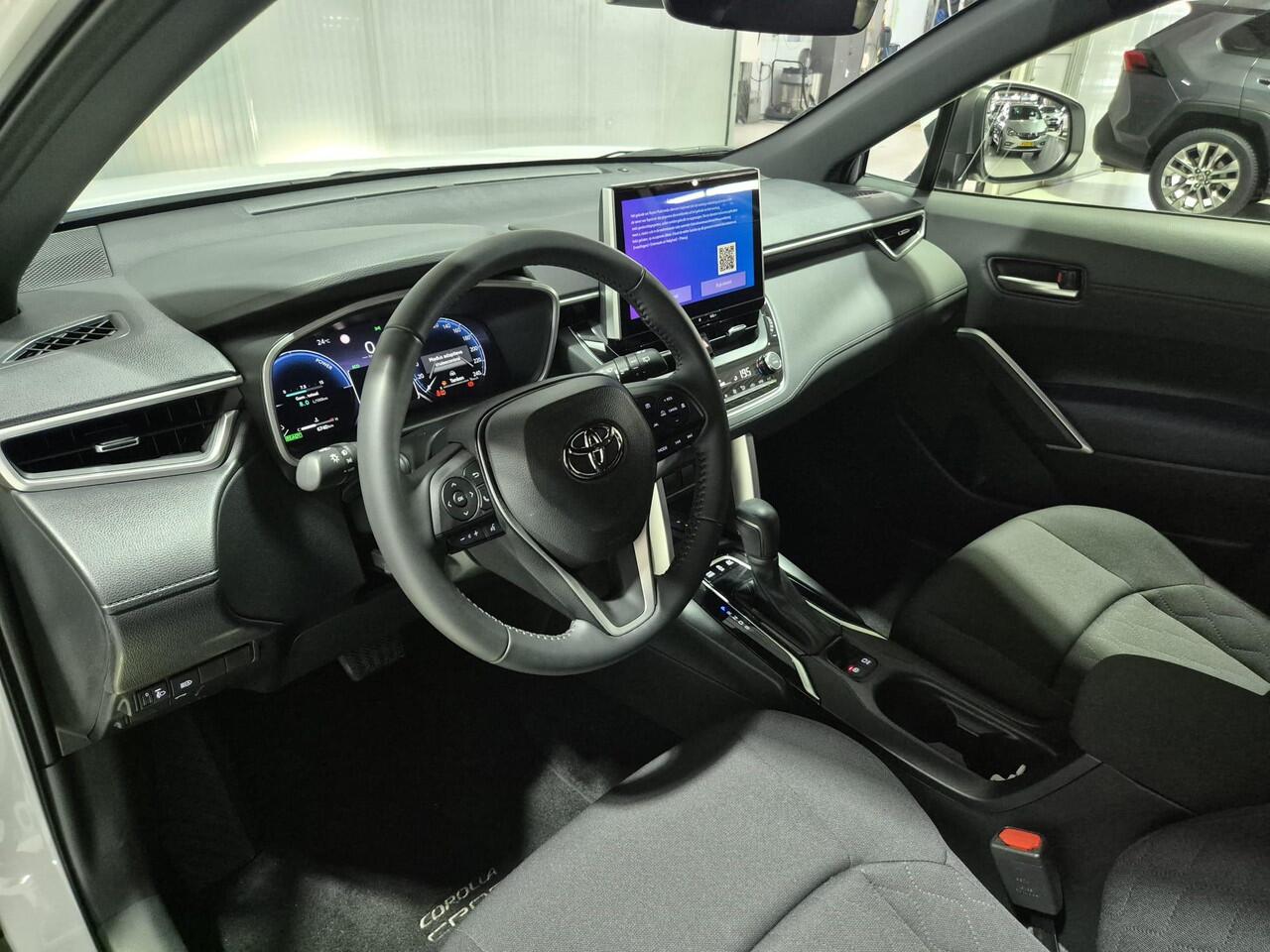 Toyota COROLLA Cross Hybrid 200 Dynamic Adaptieve cruise control, navigatie Apple CarPlay/Android Auto, draadloze telefoonlader, keyless, Elektrische achterklep