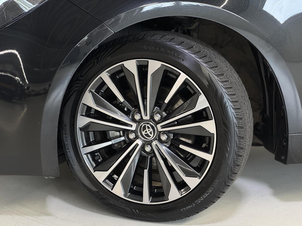 Toyota COROLLA 1.8 Hybrid First Edition | half-leder | Stoelverw. | Qi-lader | Keyless | Full-LED |