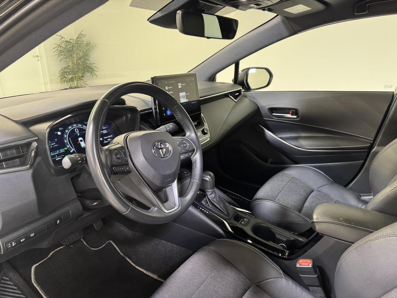 Toyota COROLLA 1.8 Hybrid First Edition | half-leder | Stoelverw. | Qi-lader | Keyless | Full-LED |