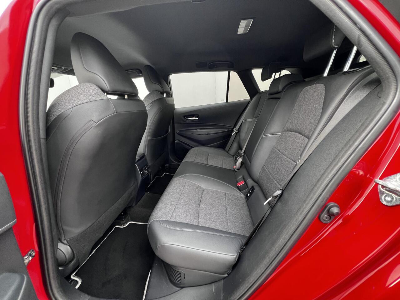 Toyota COROLLA Touring Sports Hybrid 140 Dynamic Automaat / Fabrieksgarantie tot 10 jaar mogelijk / Navigatie / Adaptieve CC / Achteruitrijcamera / Stuur- en stoelverwarming / Apple Carplay Android / 17" LM wielen + All Season banden /