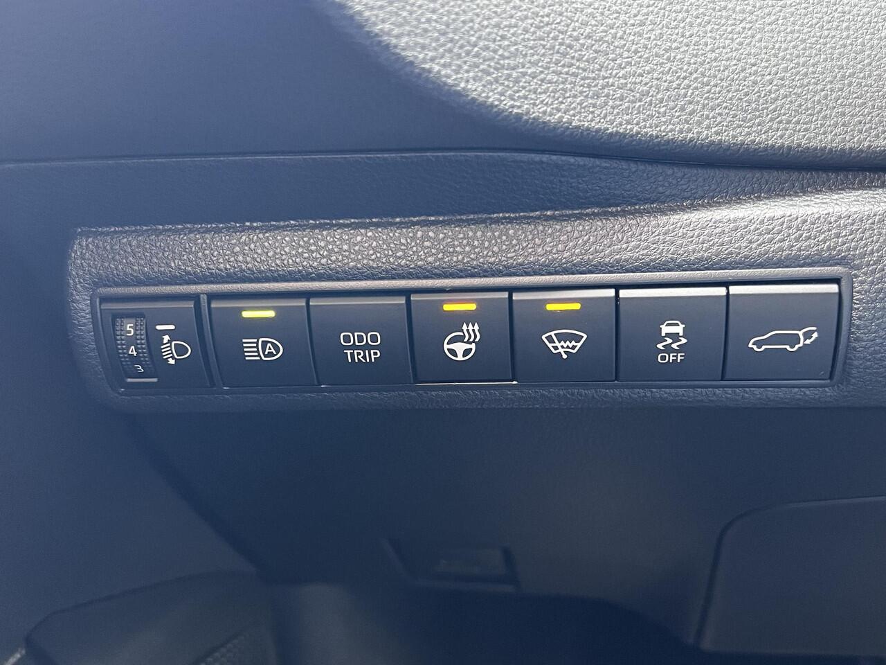 Toyota COROLLA Touring Sports Hybrid 140 Dynamic Automaat / Fabrieksgarantie tot 10 jaar mogelijk / Navigatie / Adaptieve CC / Achteruitrijcamera / Stuur- en stoelverwarming / Apple Carplay Android / 17" LM wielen + All Season banden /