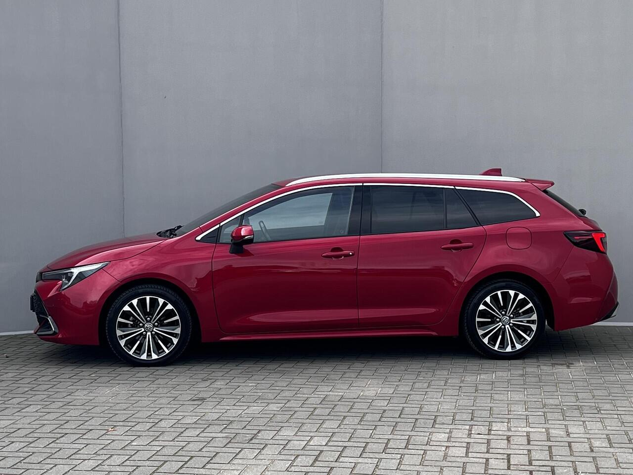 Toyota COROLLA Touring Sports Hybrid 140 Dynamic Automaat / Fabrieksgarantie tot 10 jaar mogelijk / Navigatie / Adaptieve CC / Achteruitrijcamera / Stuur- en stoelverwarming / Apple Carplay Android / 17" LM wielen + All Season banden /