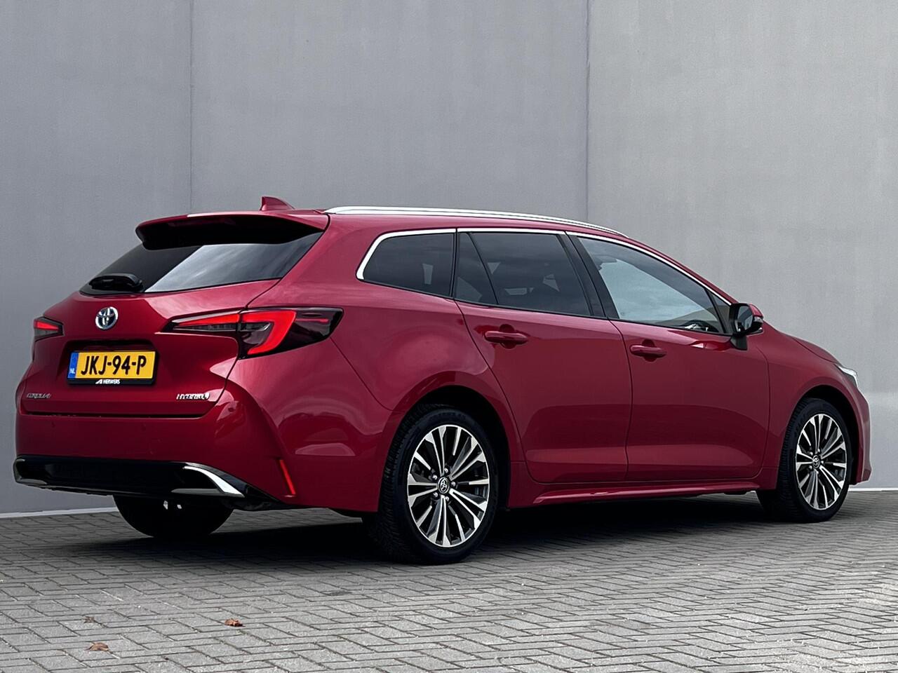 Toyota COROLLA Touring Sports Hybrid 140 Dynamic Automaat / Fabrieksgarantie tot 10 jaar mogelijk / Navigatie / Adaptieve CC / Achteruitrijcamera / Stuur- en stoelverwarming / Apple Carplay Android / 17" LM wielen + All Season banden /