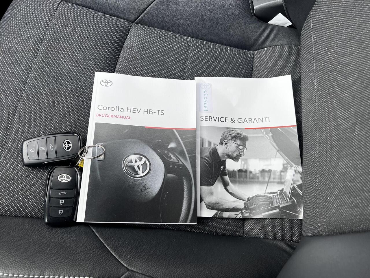 Toyota COROLLA Touring Sports Hybrid 140 Dynamic Automaat / Fabrieksgarantie tot 10 jaar mogelijk / Navigatie / Adaptieve CC / Achteruitrijcamera / Stuur- en stoelverwarming / Apple Carplay Android / 17" LM wielen + All Season banden /