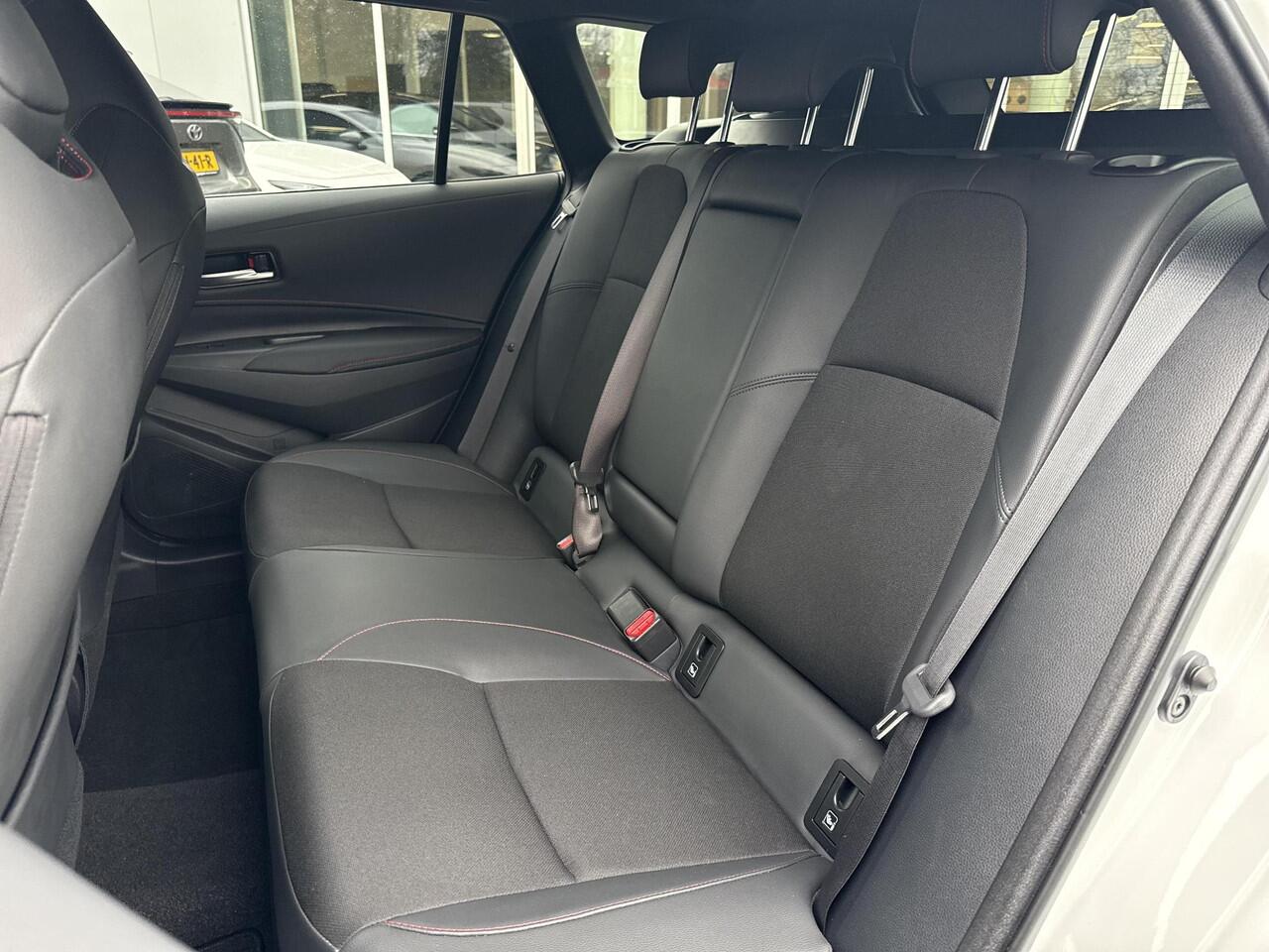 Toyota COROLLA Touring Sports Hybrid 200 GR Sport Plus | Navigatie | Apple CarPlay/Android auto | Achteruitrijcamera | Stuur en stoelverwarming