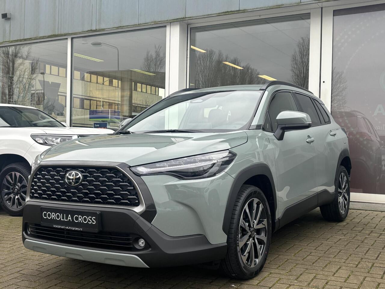 Toyota COROLLA Cross Hybrid 140 Dynamic | Urban Khaki | Direct uit voorraad leverbaar | Inruilpremie mogelijk!