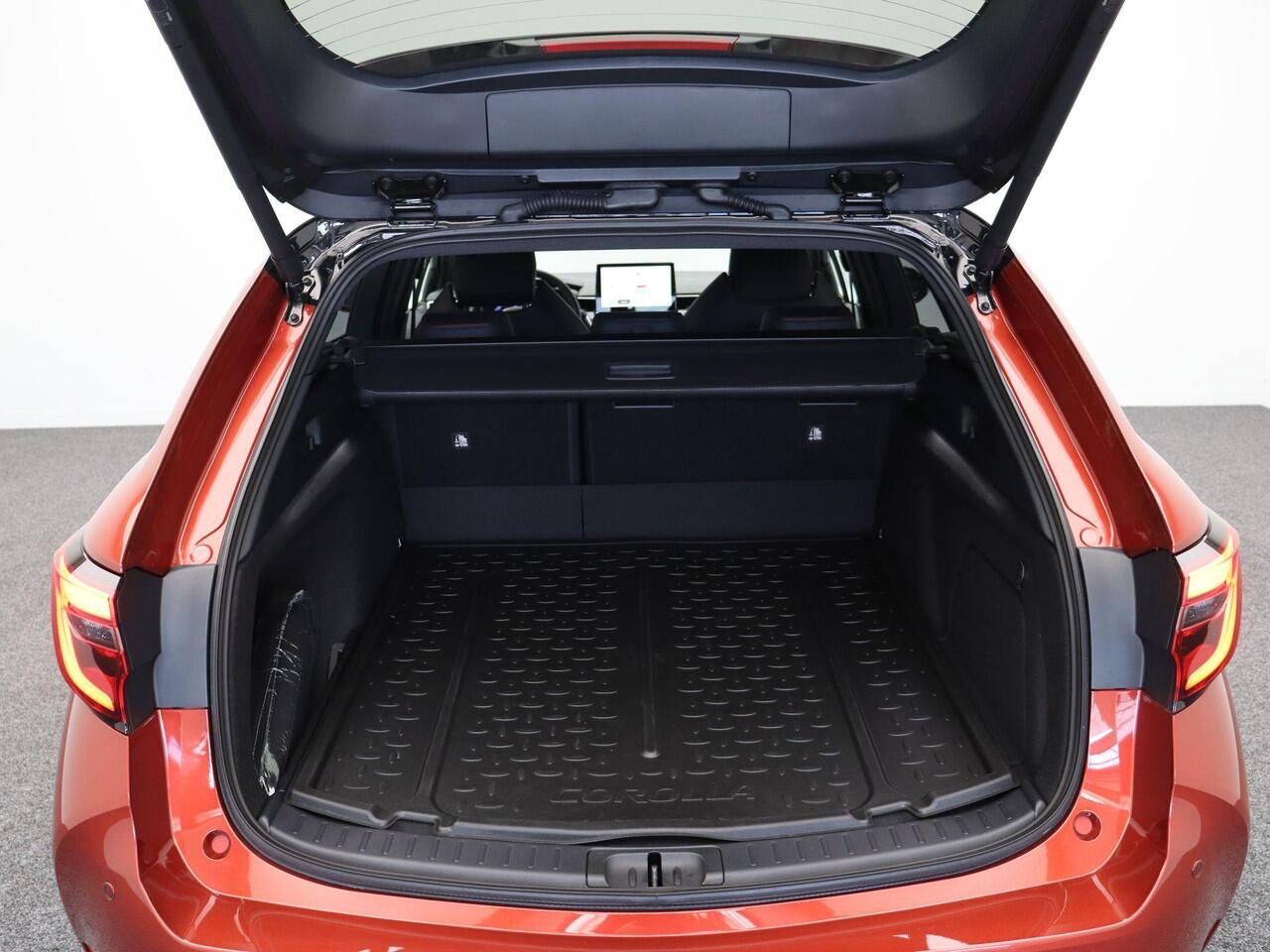 Toyota COROLLA Touring Sports Hybrid 180 GR Sport | Bi tone | Stuur, voorruit en stoelverwarming | Elektrische Achterklep | Adaptieve Cruise Control | 10 Jaar Garantie! |